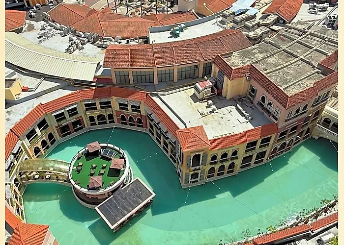فندق Deluxe In Venice Mckinley Hill - Garden View 3*